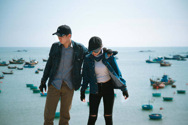 Sau khi dừng chân ăn trưa chúng tôi đến được với làng chài Mũi Né, một nơi mà tôi ấn tượng với màu sắc được tạo ra từ thuyền, thúng, những cây dù và màu nước xanh dịu của biển...