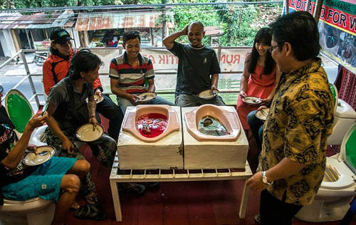 Quán cà phê bồn cầu khá đông khách tại Indonesia
