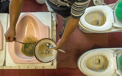 Túi nôn treo ngoài quán cà phê bồn cầu Indonesia