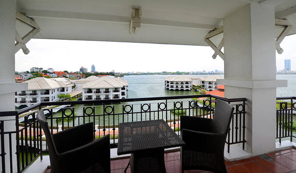 Ban công lộng gió của phòng tổng thống tại InterContinental Hanoi Westlake