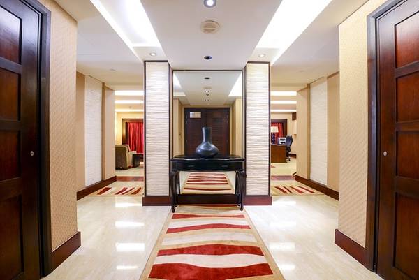 Sảnh chờ sang trọng bên trong phòng tổng thống tại InterContinental Hanoi Westlake