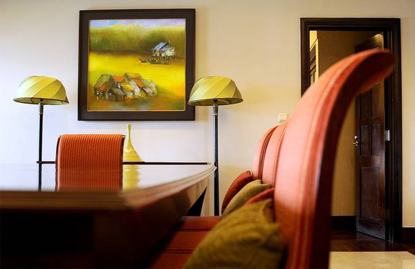Bàn ăn sang trọng bên trong phòng tổng thống tại InterContinental Hanoi Westlake