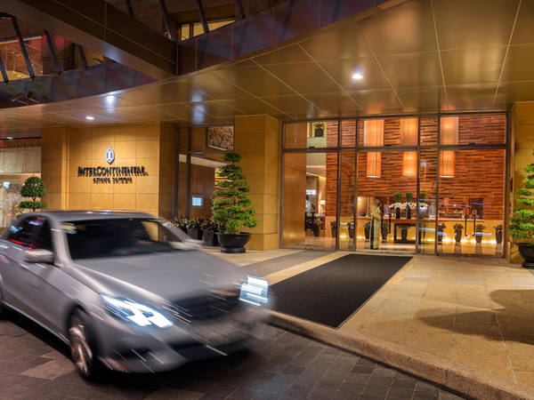 Khách sạn Intercontinental Asiana Saigon tọa lạc ở ngay ngã tư Lê Duẩn và Hai Bà Trưng, quận 1.