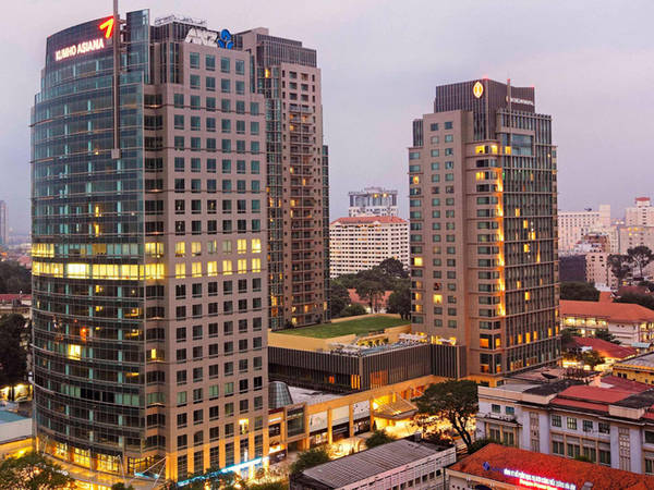 Vị trí của khách sạn được đánh giá là đắc địa, khi nó nằm ở trung tâm thành phố, gần nhà thờ Đức Bà và nhà hát lớn.