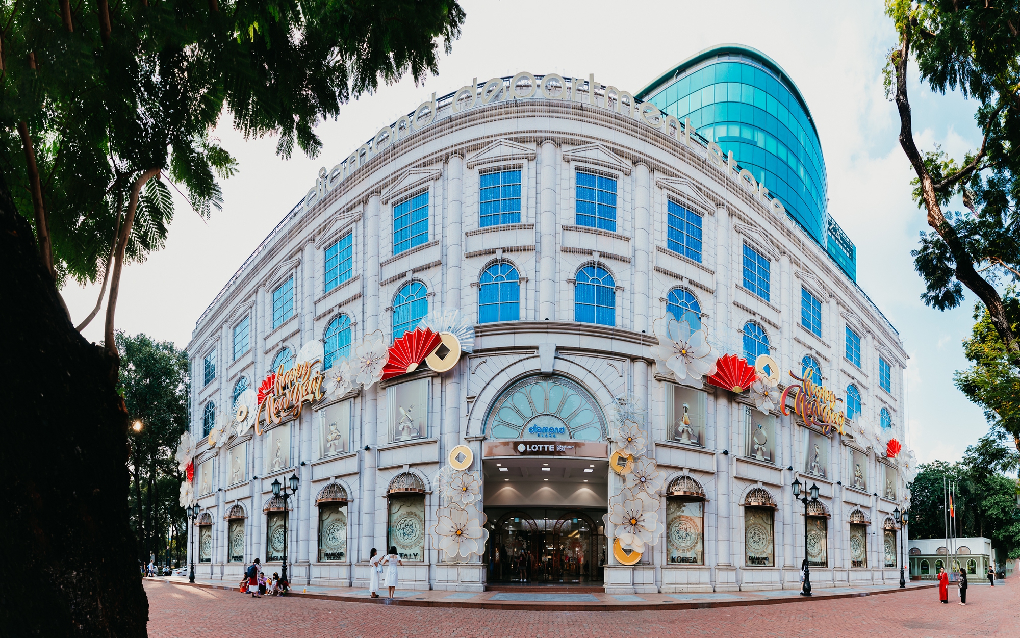 Địa điểm check-in giáng sinh rực rỡ quen thuộc Diamond Plaza đổi mới diện mạo