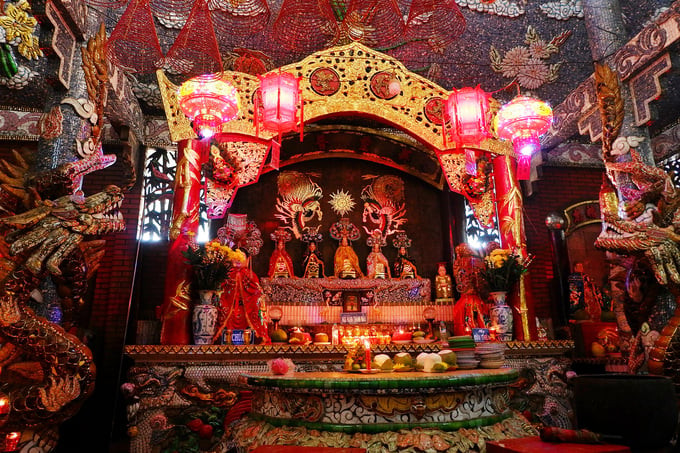 Gian thờ chính tôn nghiêm bên trong Phù Châu Miếu