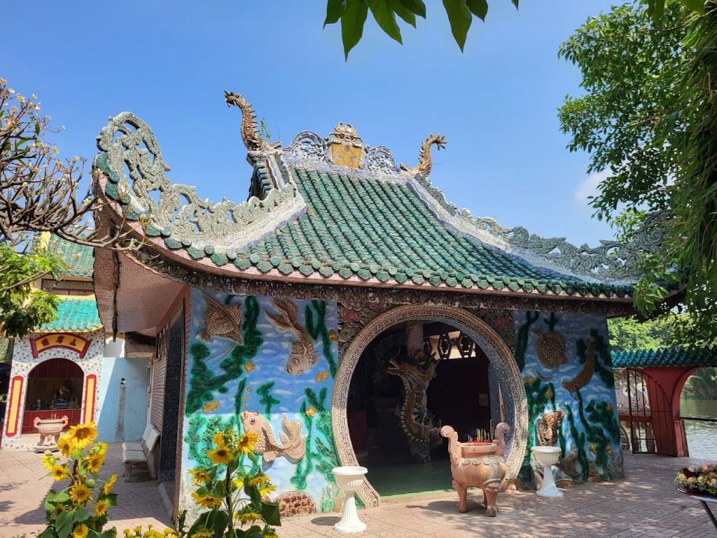Khách thập phương chiêm bái tại Phù Châu Miếu