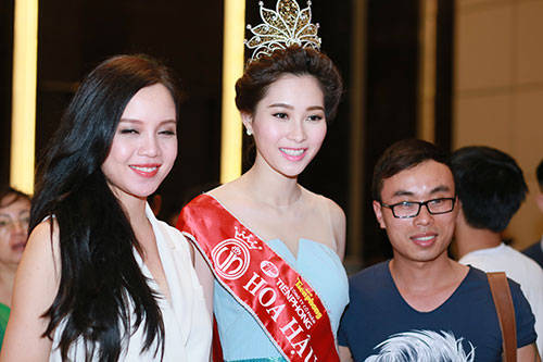 Thu Thảo thân thiện chụp hình cùng mọi người.