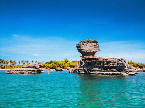 Ngoài ra bạn cũng có thể tham quan các điểm đến nổi tiếng trên đảo như bãi Dài, mũi Dinh Cậu, làng chài Hàm Ninh, mũi Gành Dầu.