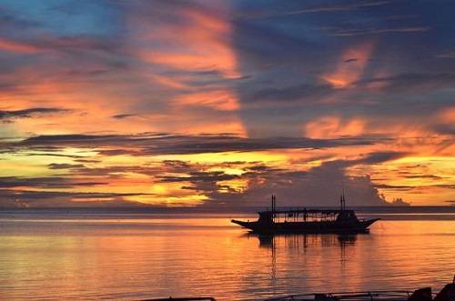 Boracay là nơi cho bạn thỏa sức bay dù, lướt ván.