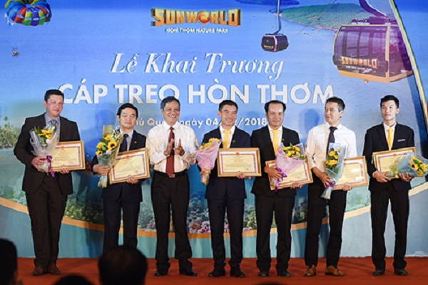 Tại Lễ khai trương, ông Phạm Vũ Hồng, Chủ tịch UBND tỉnh Kiên Giang nói: “Du lịch Phú Quốc những năm qua đã chứng kiến sự thay đổi vượt trội bởi có những tập đoàn lớn, những nhà đầu tư có tầm nhìn. Đặc biệt, những sản phẩm du lịch mới mẻ, hấp dẫn như quần thể vui chơi giải trí biển Sun World Hon Thom Nature Park mà Sun Group đầu tư khai trương hôm nay sẽ là cú hích lớn, đem đến cho đảo Ngọc những luồng khách mới, đa dạng hóa dịch vụ vui chơi giải trí để từ đó tăng thời lượng lưu trú của du khách đến đảo”. Trong ảnh là lãnh đạo Phú Quốc trao băng khen đơn vị có đóng góp cho công trình.