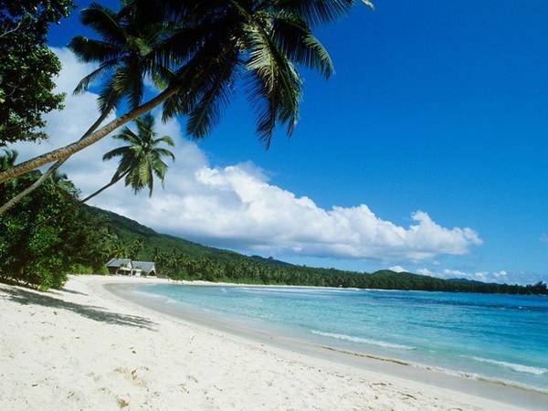 Petite Anse Seychelles - Bãi biển hoang sơ hình vành trăng