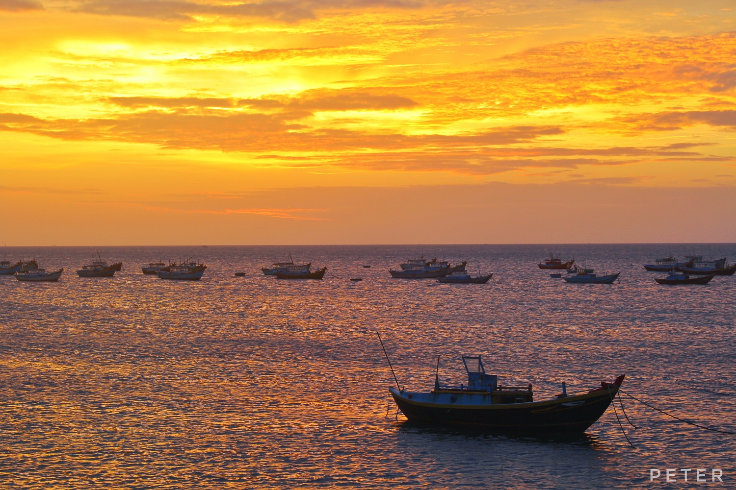 Hoàng hôn trên đảo, đó là lúc bắt đầu công việc của người dân đảo.
