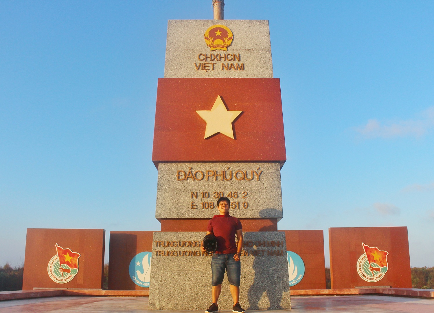  Cột cờ trên đảo Phú Quý.
