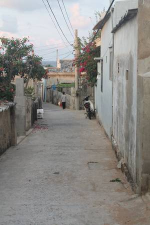 Con đường nhỏ dẫn xuống quán Ông Già. Ảnh: Khoa Trần