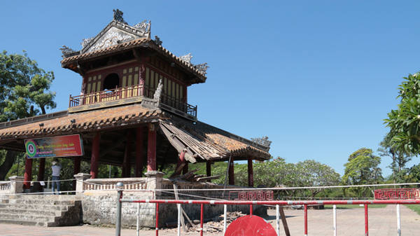 Phu Văn Lâu sập một góc tại Huế