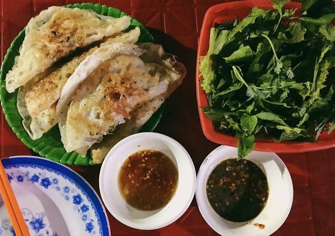 Bánh xèo tôm mực món ăn bình dân Phú Yên vỏ giòn