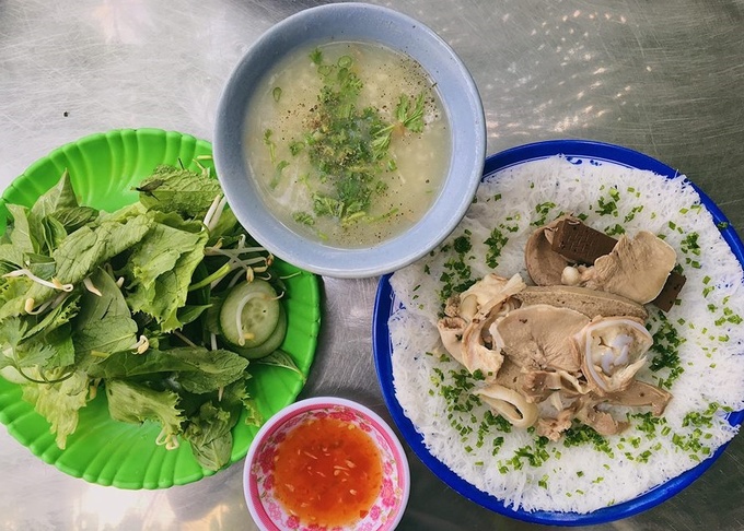 Bánh hỏi lòng heo món ăn bình dân Phú Yên