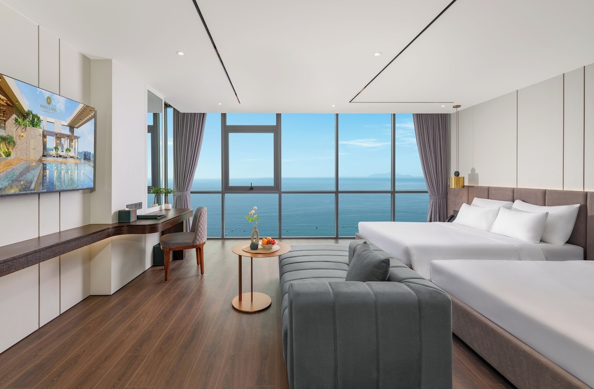 Phòng ngủ có cửa lớn sát sàn hướng biển tại Phúc Long Luxury Đà Nẵng