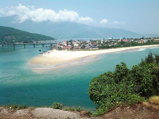 Bãi biển Lăng Cô nước xanh ngọc bích khi phượt xe máy