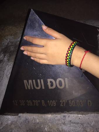 Kinh nghiệm chinh phục Cực Đông: Chạm tay vào chóp inox Mũi Đôi đánh dấu tọa độ cực Đông Tổ Quốc.