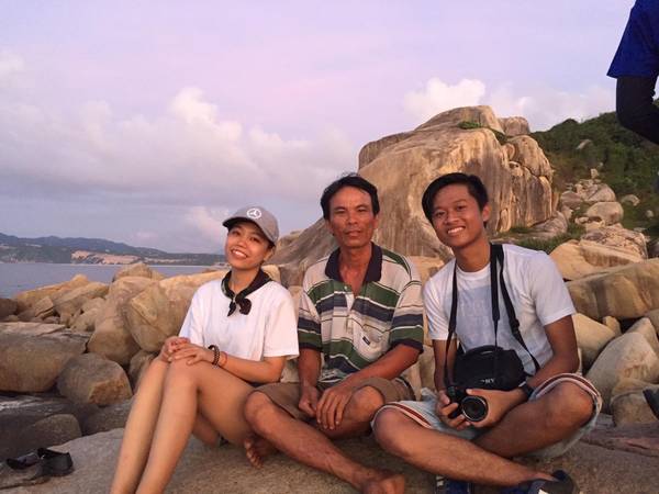 Kinh nghiệm chinh phục Cực Đông: Người dẫn đường bản địa nhiệt tình hướng dẫn đoàn leo đá.