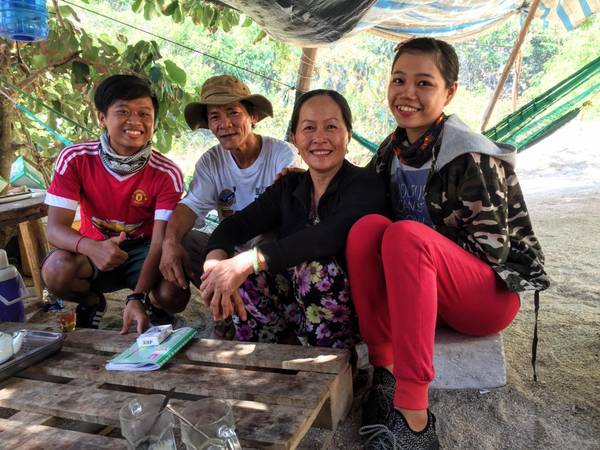 Kinh nghiệm chinh phục Cực Đông: Gặp gỡ những người dẫn đường địa phương thân thiện tại Đầm Môn.
