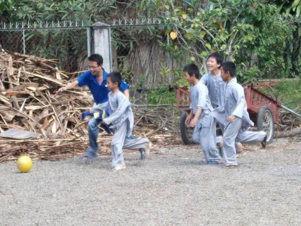 Mình ghé thăm chùa Từ Ân năm 2012, đá banh cùng các em nhỏ được nuôi dạy tại chùa.