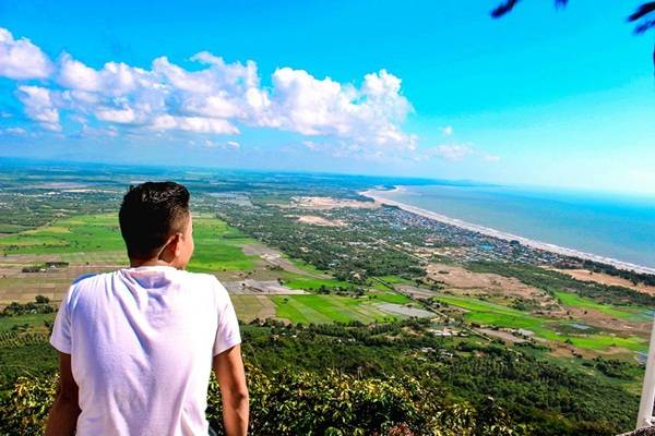 Một thử thách dành cho những bạn thích leo núi là chinh phục đỉnh Châu Long. Từ trên đỉnh núi, bạn có thể phóng tầm nhìn bao quát cả Vũng Tàu.