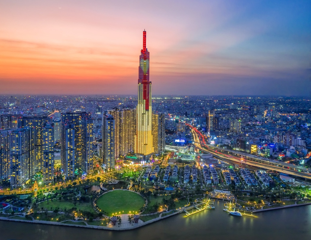 Hoàng hôn là thời điểm đẹp nhất trong ngày, cũng là khoảng thời gian để bạn thư giãn, nghỉ ngơi sau ngày làm căng thẳng, mệt mỏi. Khoảnh khắc giao thoa sáng - tối của không gian cũng là điểm nhấn tạo nên nét chấm phá đầy ấn tượng cho mỗi điểm đến.