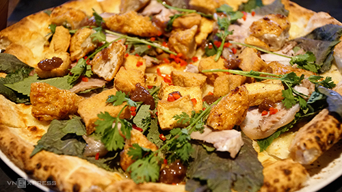 Chiếc pizza bún đậu mắm tôm được phục vụ tại một số chi nhánh của nhà hàng pizza ở Sài Gòn