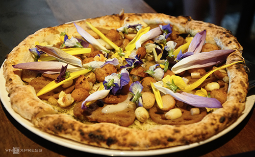 Pizza ngó sen trong thực đơn mới của nhà hàng
