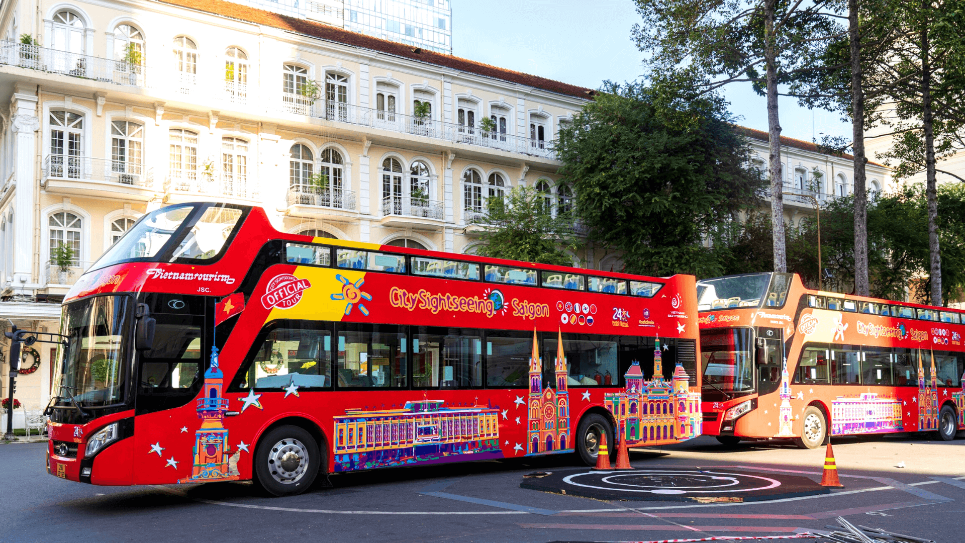 Xe bus 2 tầng ngắm cảnh thành phố