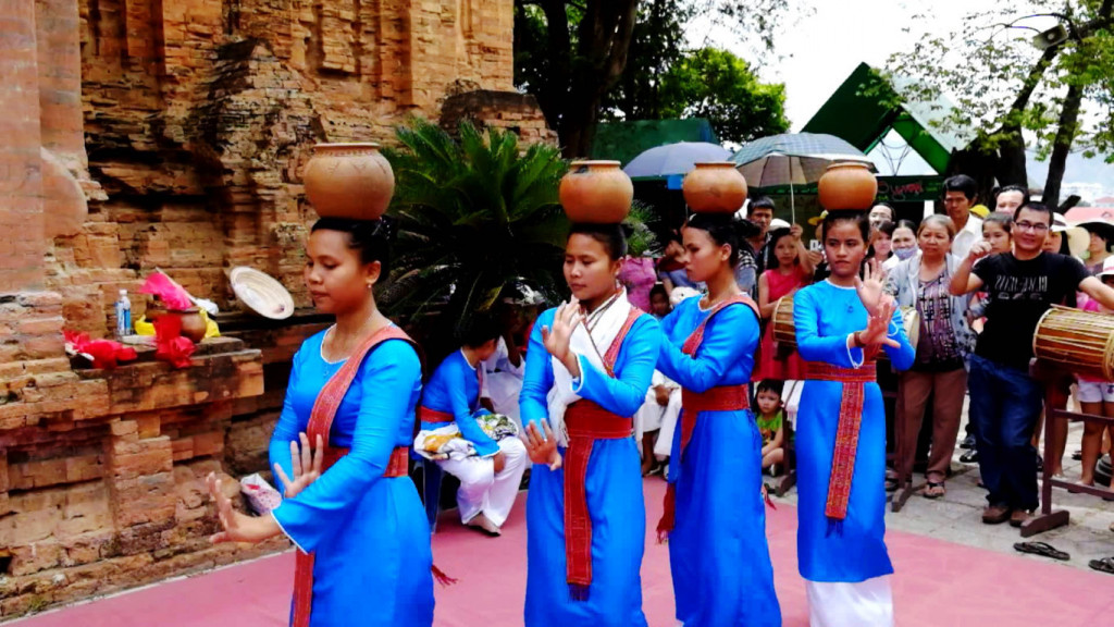 Vũ nữ Chăm biểu diễn điệu múa bóng truyền thống