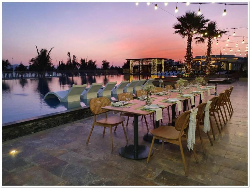 Bữa tối lãng mạn bên hồ bơi Premier Village Hạ Long Bay