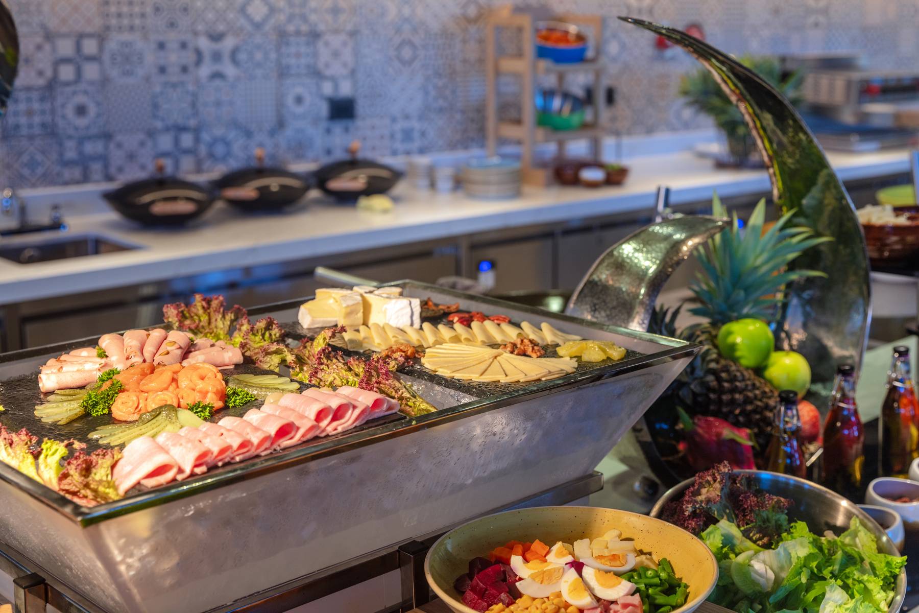 View hoàng hôn từ nhà hàng Mad Cow Wine Grill