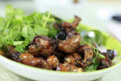 Ếch xào chua ngọt phố Yên Ninh, giao Nguyễn Trường Tộ