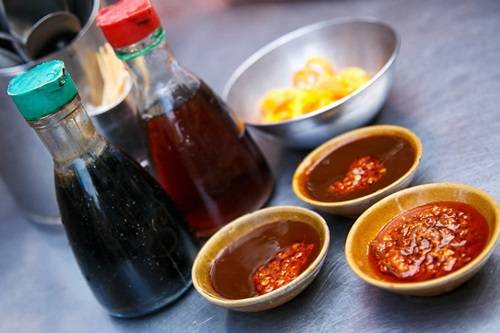 Tương đen pha sa tế ăn kèm hủ tiếu sa tế
