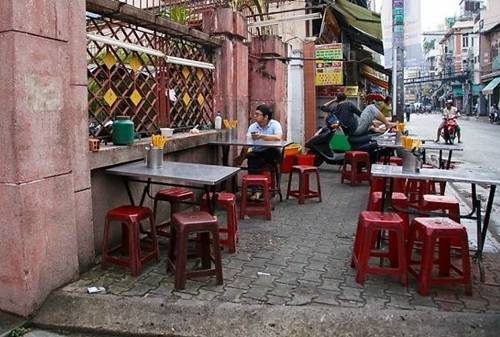 Quán bắt đầu bán từ 16 đến 22 giờ.