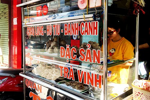 Chiếc tủ kính đựng đầy đồ ăn bắt mắt tại quán bánh canh Trà Vinh