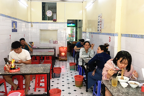 Không gian quán bánh canh Trà Vinh nhỏ nhưng sạch sẽ