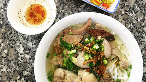 Suất bánh canh đầy đủ có giá 40.000 đồng. Ảnh: Di Vỹ.