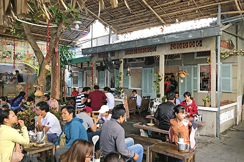 Không gian quán ăn Hồi Đó Cần Thơ nằm trong con hẻm đường Trần Bình Trọng, quận Ninh Kiều