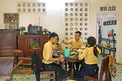 Sân trước quán ăn Hồi Đó Cần Thơ rộng rãi và luôn đông khách