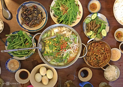 Chị Hồng Đào chủ quán ăn Hồi Đó Cần Thơ chọn nguyên liệu tươi mỗi ngày