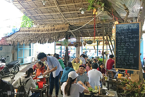 Quán ăn Hồi Đó Cần Thơ phục vụ từ sáng đến tối, đông nhất vào giờ ăn trưa