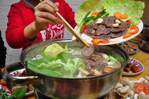 Set lẩu nấm ấm cúng tại quán ăn ngon Lò Đúc