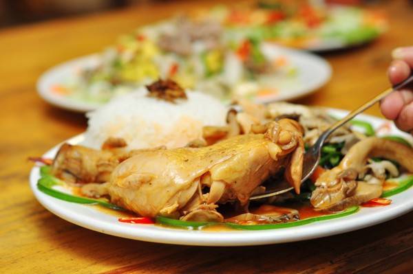 Suất cơm gà sốt nấm đầy đặn tại quán ăn ngon Lò Đúc