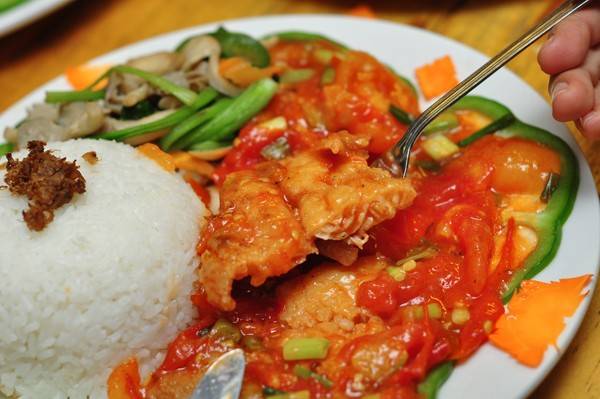 Cơm cá basa sốt nấm hấp dẫn tại quán ăn ngon Lò Đúc