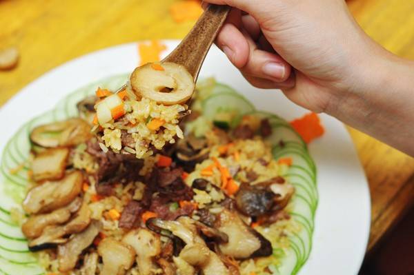 Cơm rang nấm bò 65.000 đồng/suất. Quan-an-gay-nghien-voi-dan-cong-so-pho-Lo-Duc-7-ivivu